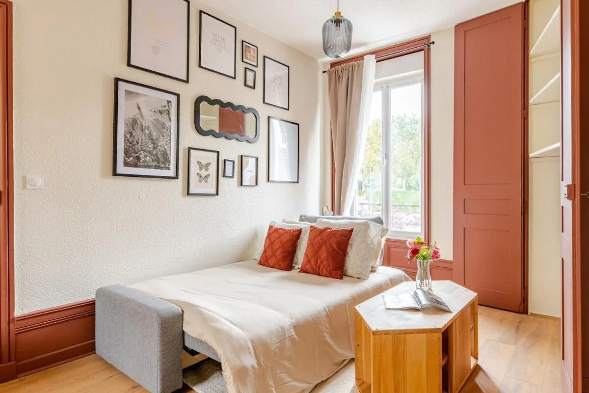 Bronze, All Comforts, Hyper Center 6P Roanne 0*,  France