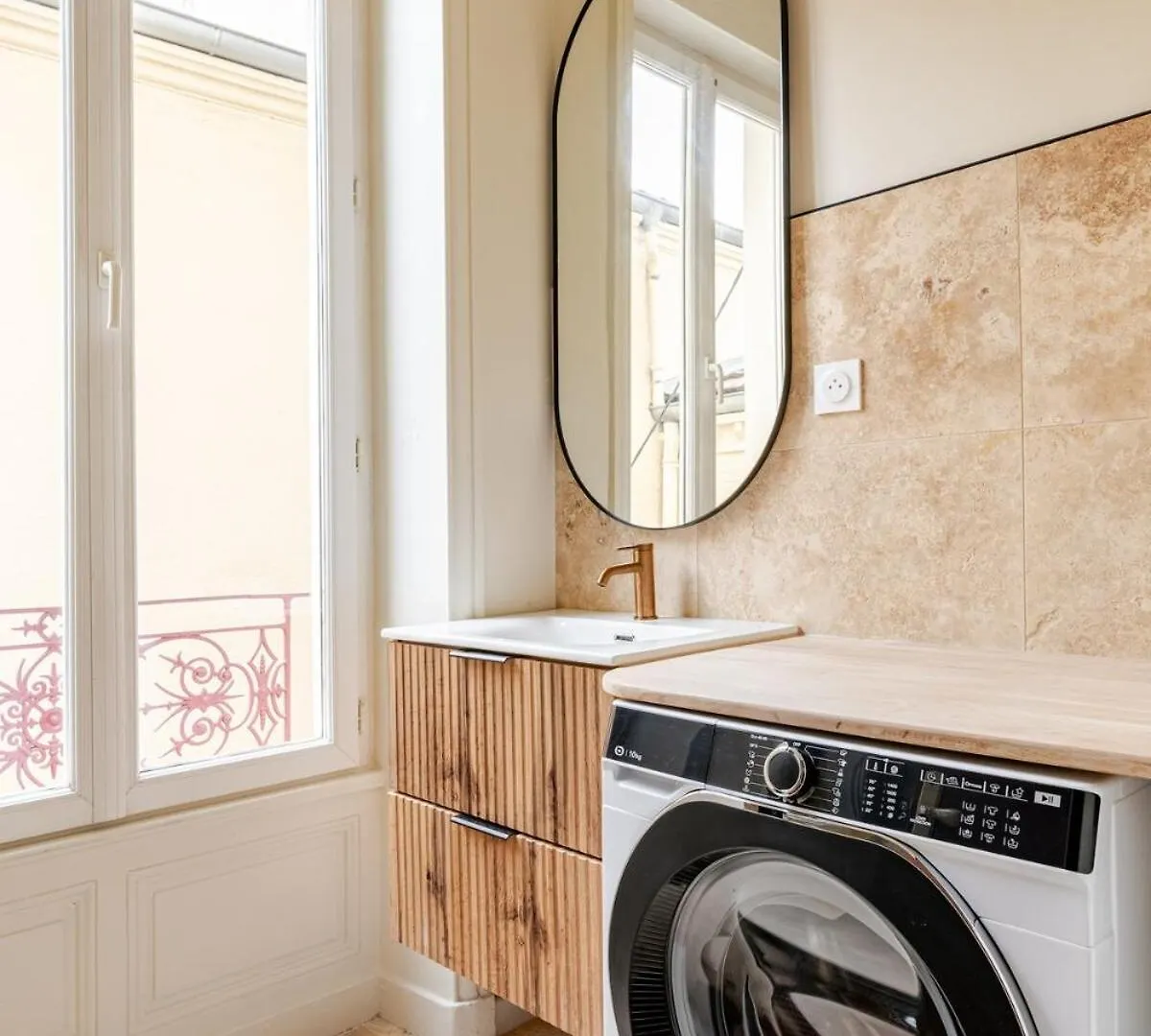 Bronze, All Comforts, Hyper Center 6P Roanne Apartment